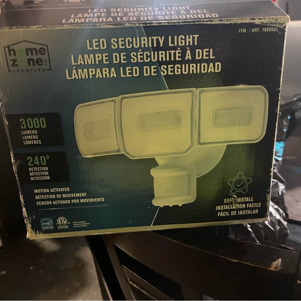 Adjustable LED Security Light - Picture 6 of 9